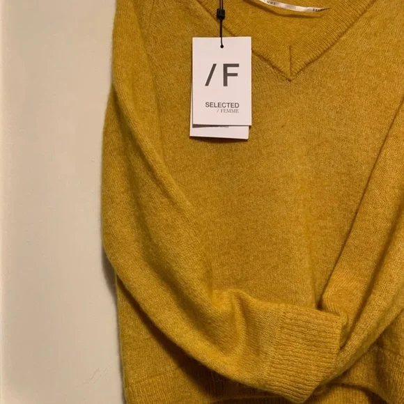 Beautiful Selected femme sweater in yellow mustard color - Picture 3 of 6